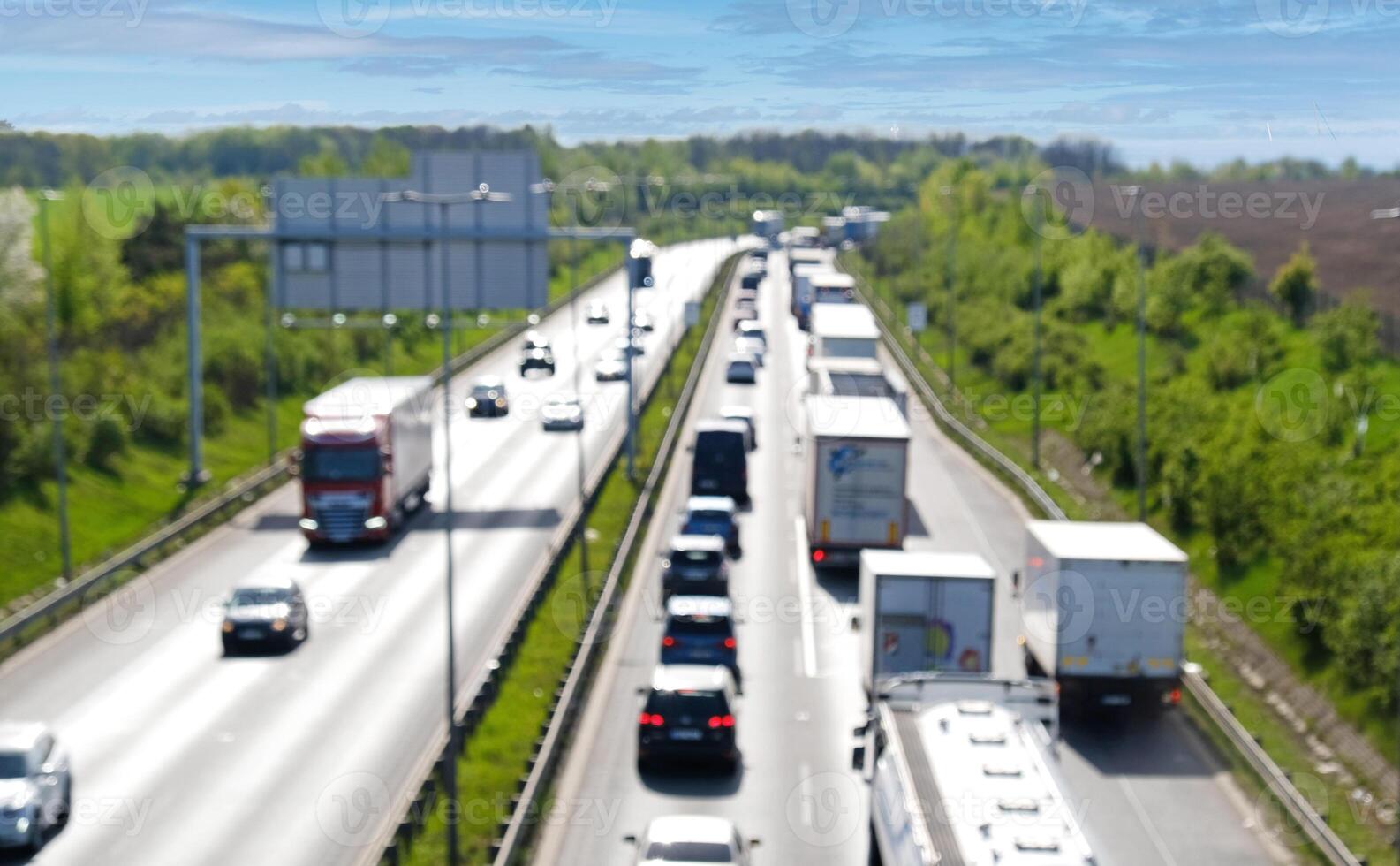 carros tráfego em a autoestrada. tráfego geléia em a autoestrada. borrado visualizar. foto