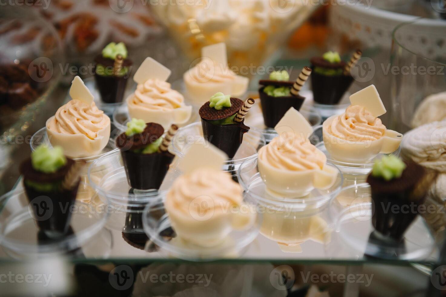 sobremesas com frutas, mousse, biscoitos. diferente tipos do doce pastelaria, pequeno colorida doce bolos, macaron, e de outros sobremesas dentro a doce bufê. doce Barra para aniversário. foto