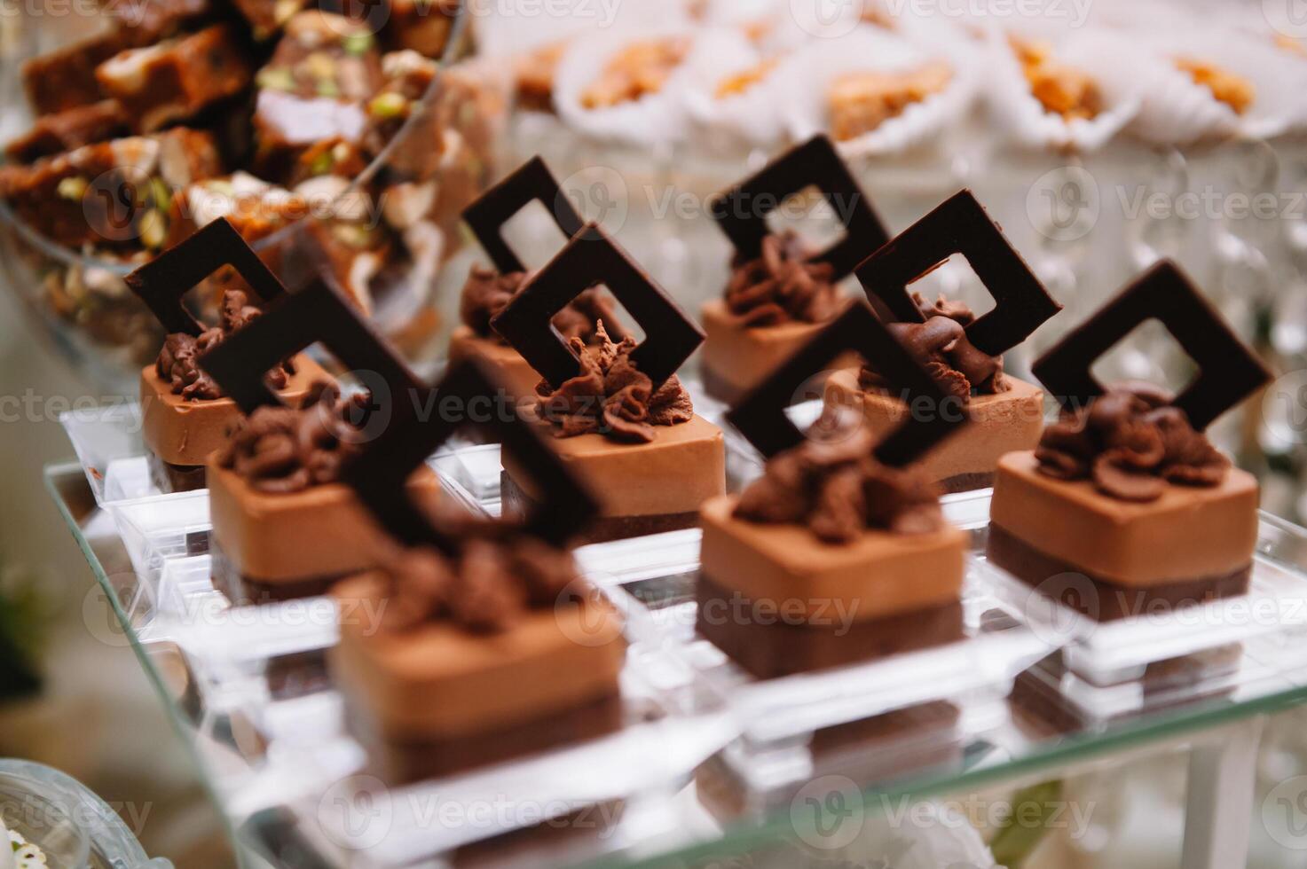 sobremesas com frutas, mousse, biscoitos. diferente tipos do doce pastelaria, pequeno colorida doce bolos, macaron, e de outros sobremesas dentro a doce bufê. doce Barra para aniversário. foto