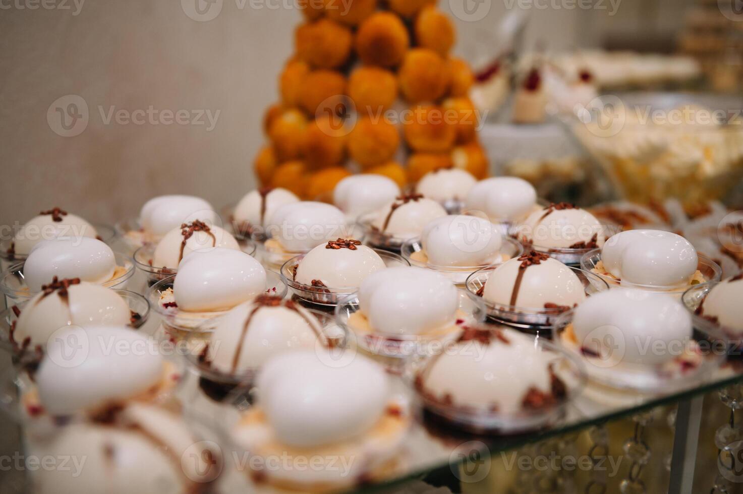 sobremesas com frutas, mousse, biscoitos. diferente tipos do doce pastelaria, pequeno colorida doce bolos, macaron, e de outros sobremesas dentro a doce bufê. doce Barra para aniversário. foto