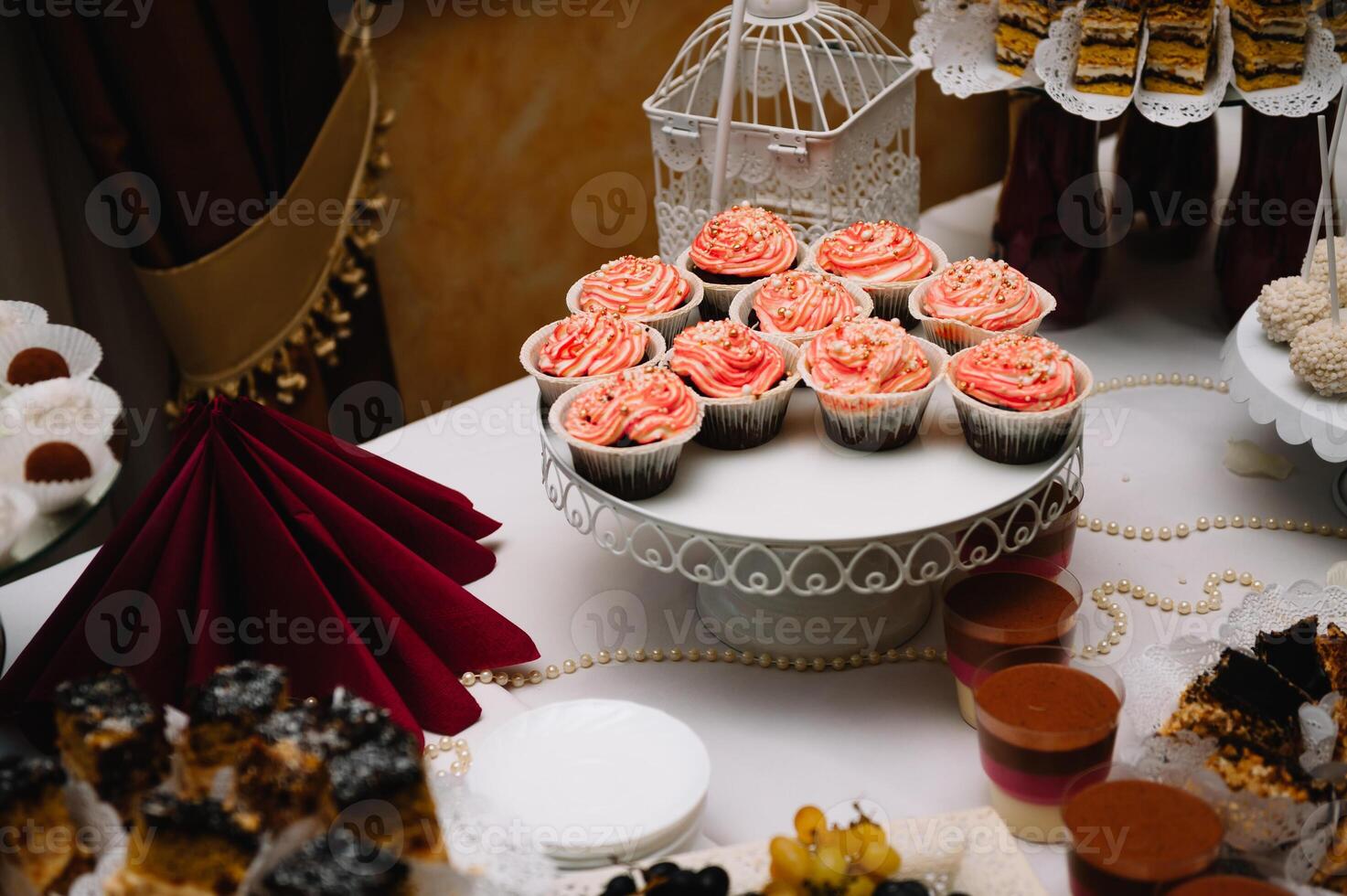 sobremesas com frutas, mousse, biscoitos. diferente tipos do doce pastelaria, pequeno colorida doce bolos, macaron, e de outros sobremesas dentro a doce bufê. doce Barra para aniversário. foto