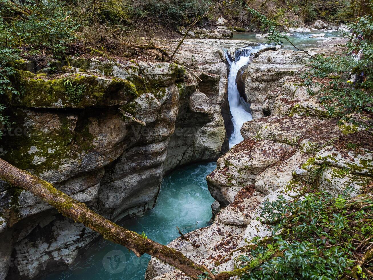 a branco pedras desfiladeiro ofertas uma Visão do a cascata foto