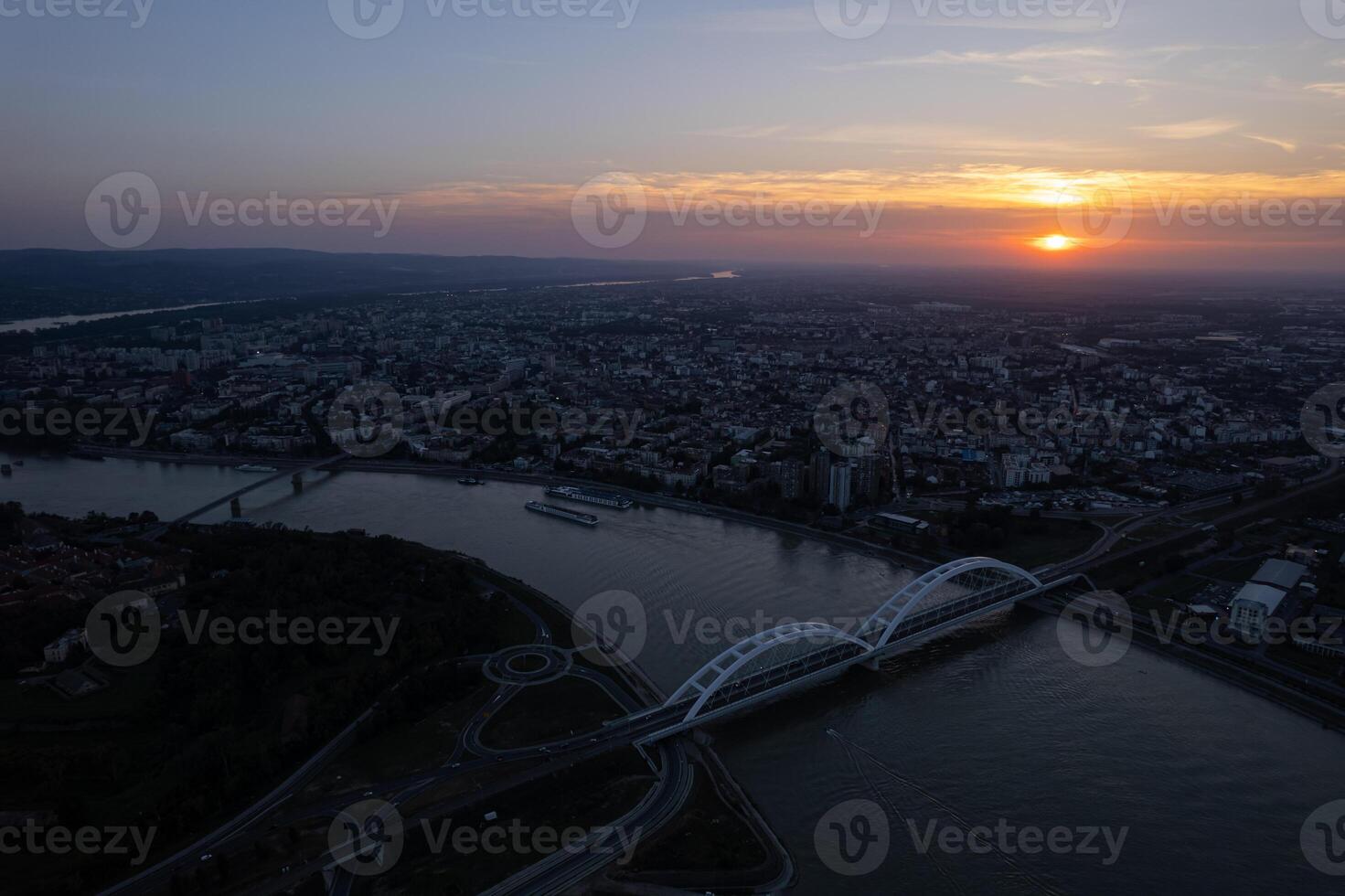 pôr do sol sobre a lindo cidade novi triste, Seerbia foto