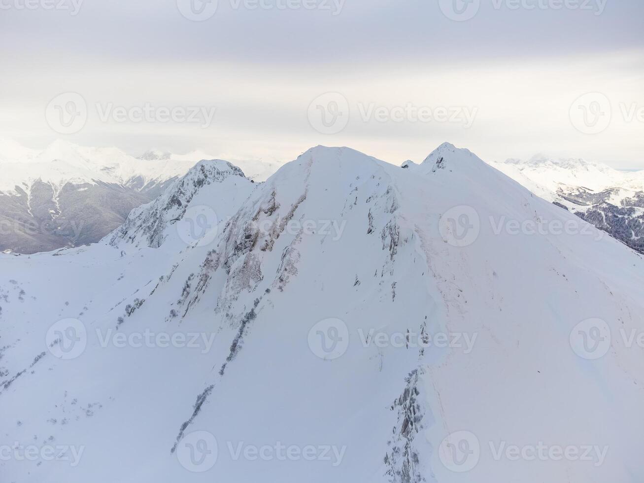 uma Visão do a Nevado pico do uma montanha dentro sochi foto