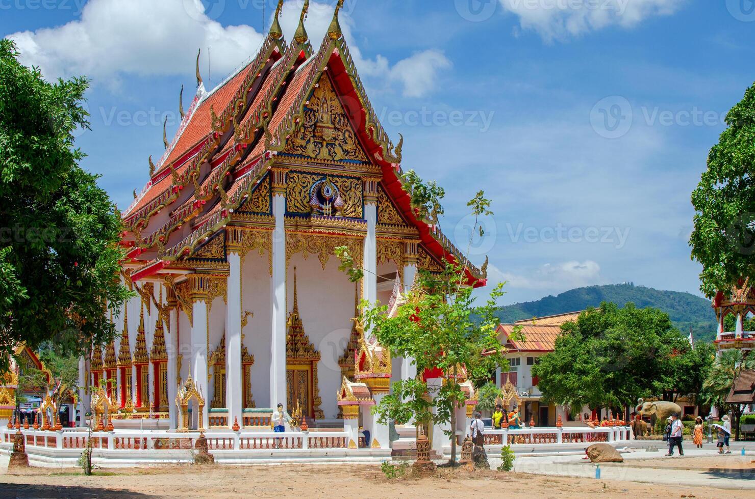 phuket, Tailândia fevereiro 27, 2024. detalhado Visão do a pagode às phuket maior budista têmpora wat Chalong foto