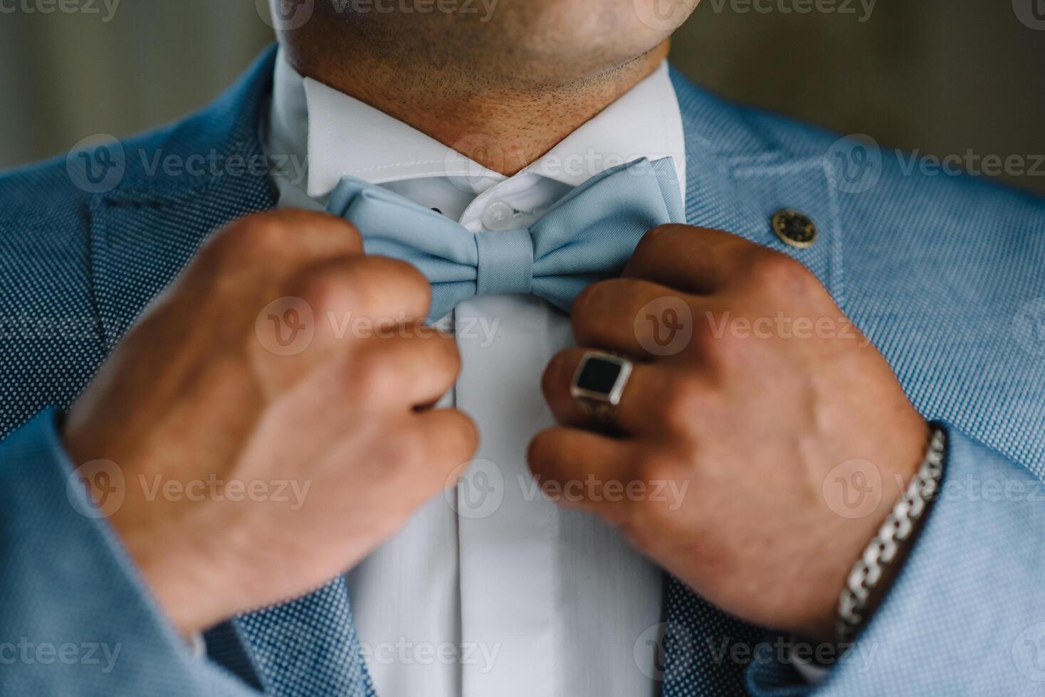 do noivo manhã. Casamento preparando. homem dentro branco camisa colocando em abotoaduras. o negócio vestir código foto