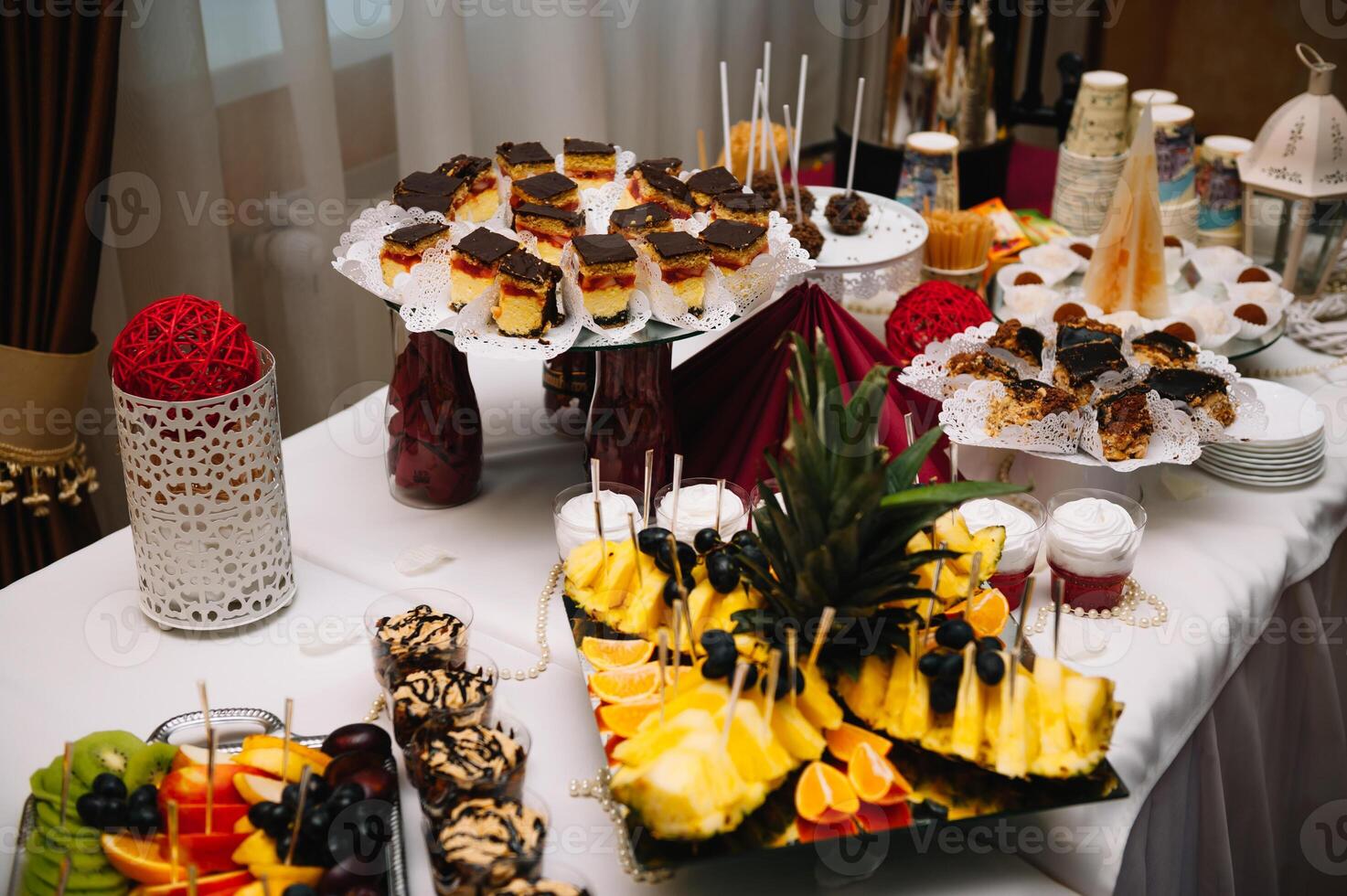 sobremesas com frutas, mousse, biscoitos. diferente tipos do doce pastelaria, pequeno colorida doce bolos, macaron, e de outros sobremesas dentro a doce bufê. doce Barra para aniversário. foto