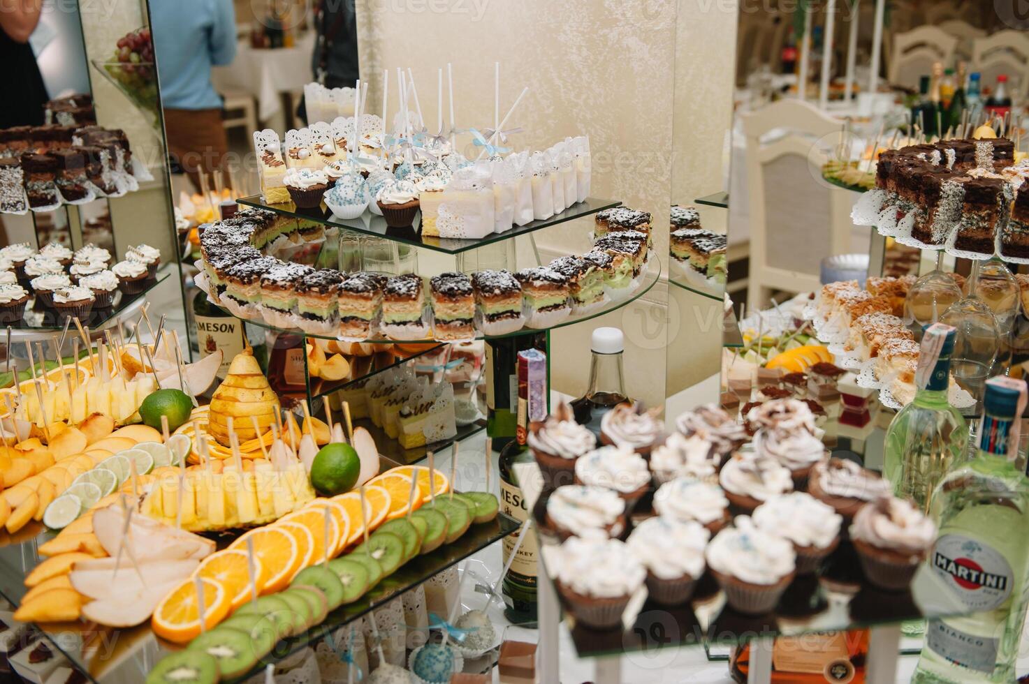 sobremesas com frutas, mousse, biscoitos. diferente tipos do doce pastelaria, pequeno colorida doce bolos, macaron, e de outros sobremesas dentro a doce bufê. doce Barra para aniversário. foto