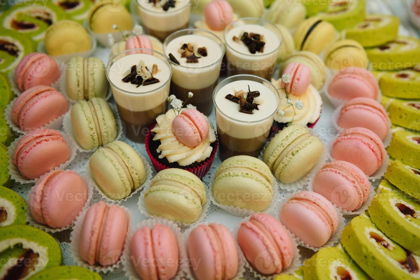 sobremesas com frutas, mousse, biscoitos. diferente tipos do doce pastelaria, pequeno colorida doce bolos, macaron, e de outros sobremesas dentro a doce bufê. doce Barra para aniversário. foto