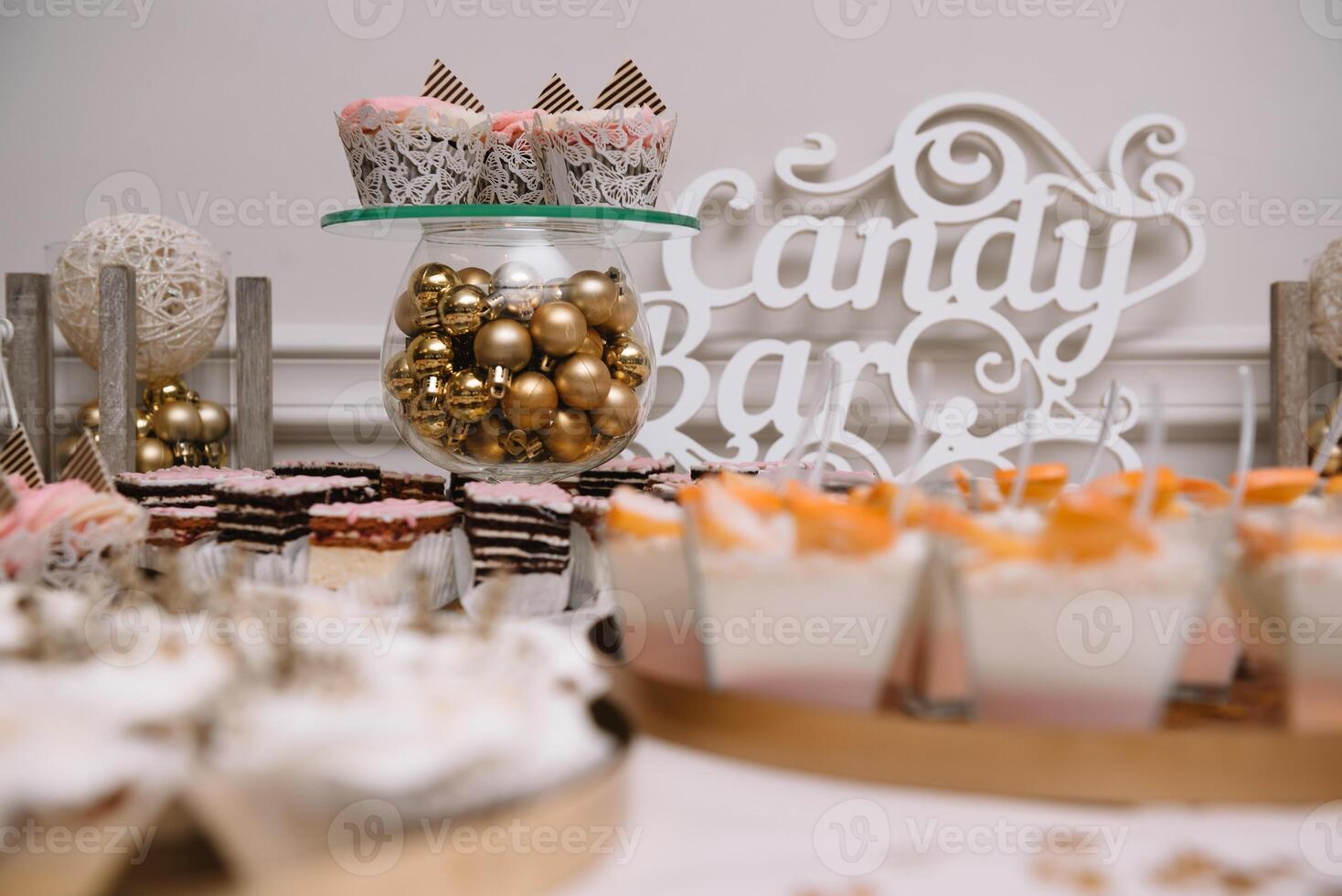 sobremesas com frutas, mousse, biscoitos. diferente tipos do doce pastelaria, pequeno colorida doce bolos, macaron, e de outros sobremesas dentro a doce bufê. doce Barra para aniversário foto