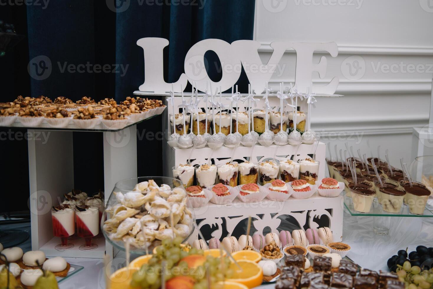 sobremesas com frutas, mousse, biscoitos. diferente tipos do doce pastelaria, pequeno colorida doce bolos, macaron, e de outros sobremesas dentro a doce bufê. doce Barra para aniversário. foto