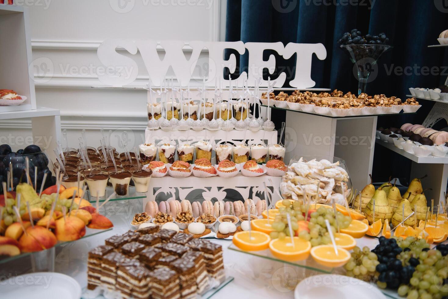 sobremesas com frutas, mousse, biscoitos. diferente tipos do doce pastelaria, pequeno colorida doce bolos, macaron, e de outros sobremesas dentro a doce bufê. doce Barra para aniversário. foto