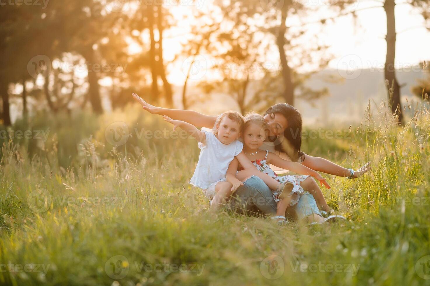 mãe e dois filhas tendo Diversão dentro a parque. felicidade e harmonia dentro família vida. beleza natureza cena com família ao ar livre estilo de vida foto