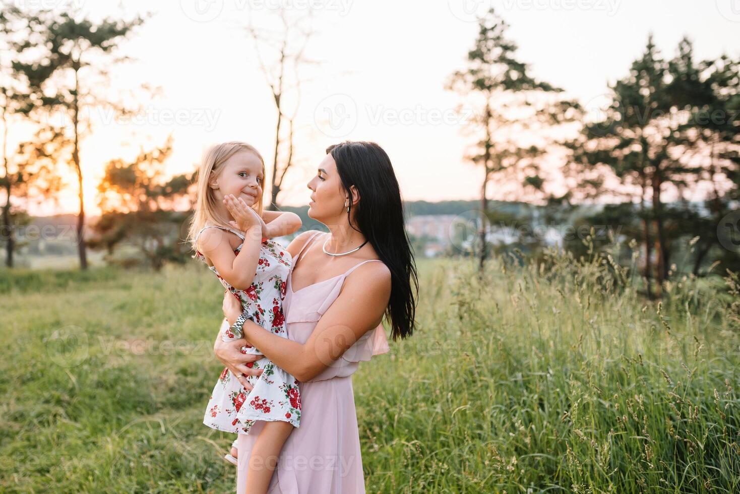 à moda mãe e bonito filha tendo Diversão em a natureza. feliz família conceito. beleza natureza cena com família ao ar livre estilo de vida. família em repouso junto. felicidade dentro família vida. mães dia. foto