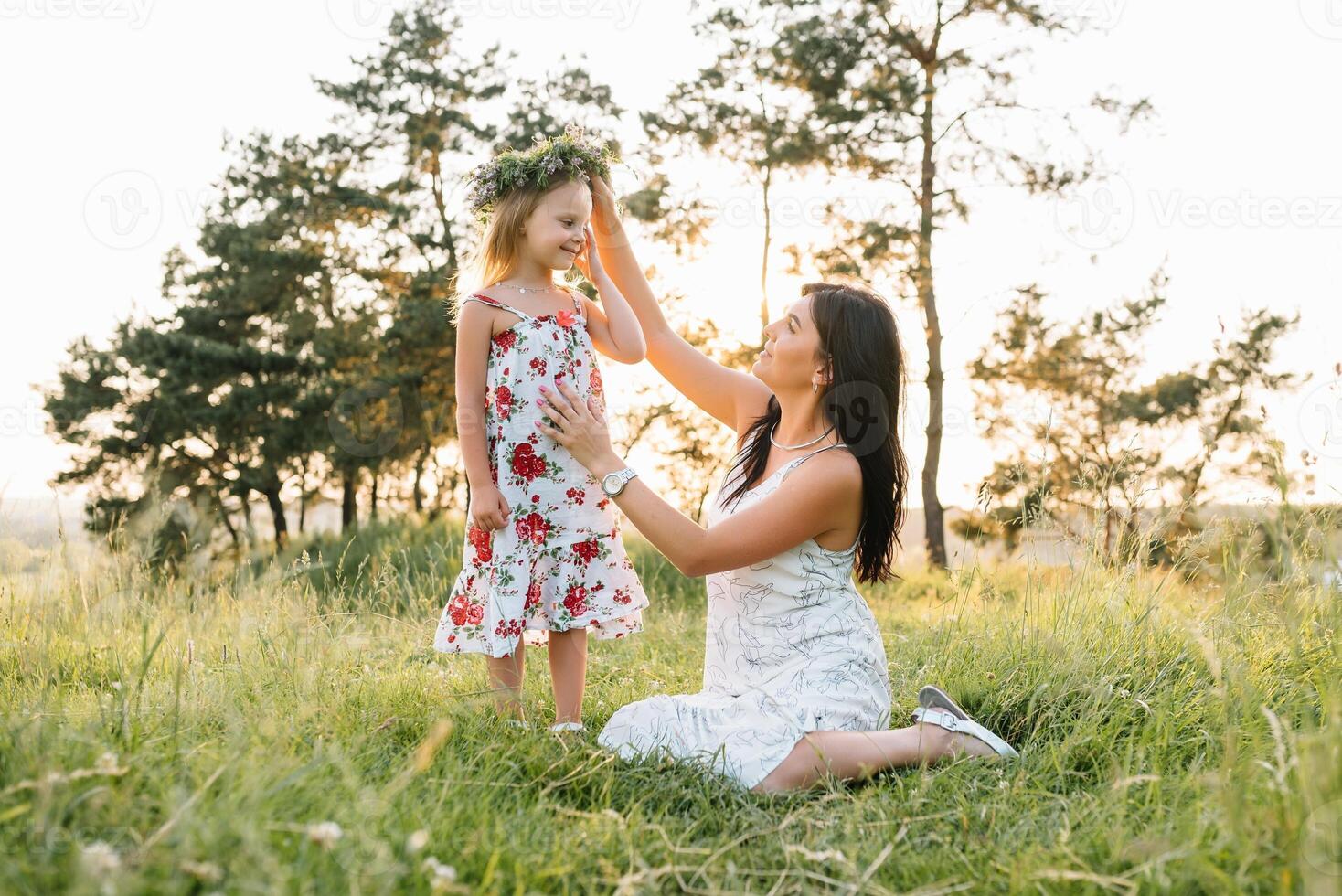 à moda mãe e bonito filha tendo Diversão em a natureza. feliz família conceito. beleza natureza cena com família ao ar livre estilo de vida. família em repouso junto. felicidade dentro família vida. mães dia. foto