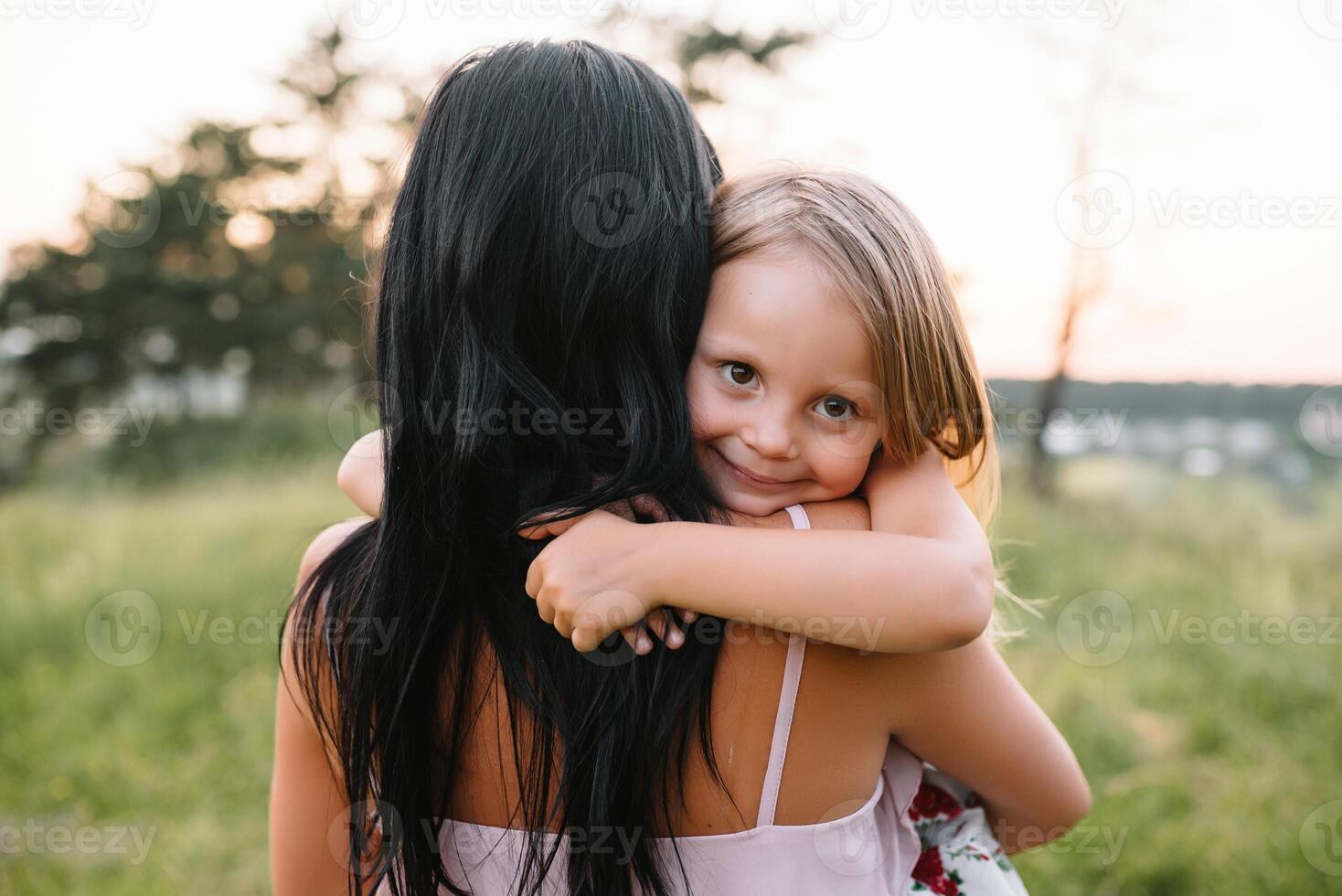 à moda mãe e bonito filha tendo Diversão em a natureza. feliz família conceito. beleza natureza cena com família ao ar livre estilo de vida. família em repouso junto. felicidade dentro família vida. mães dia. foto