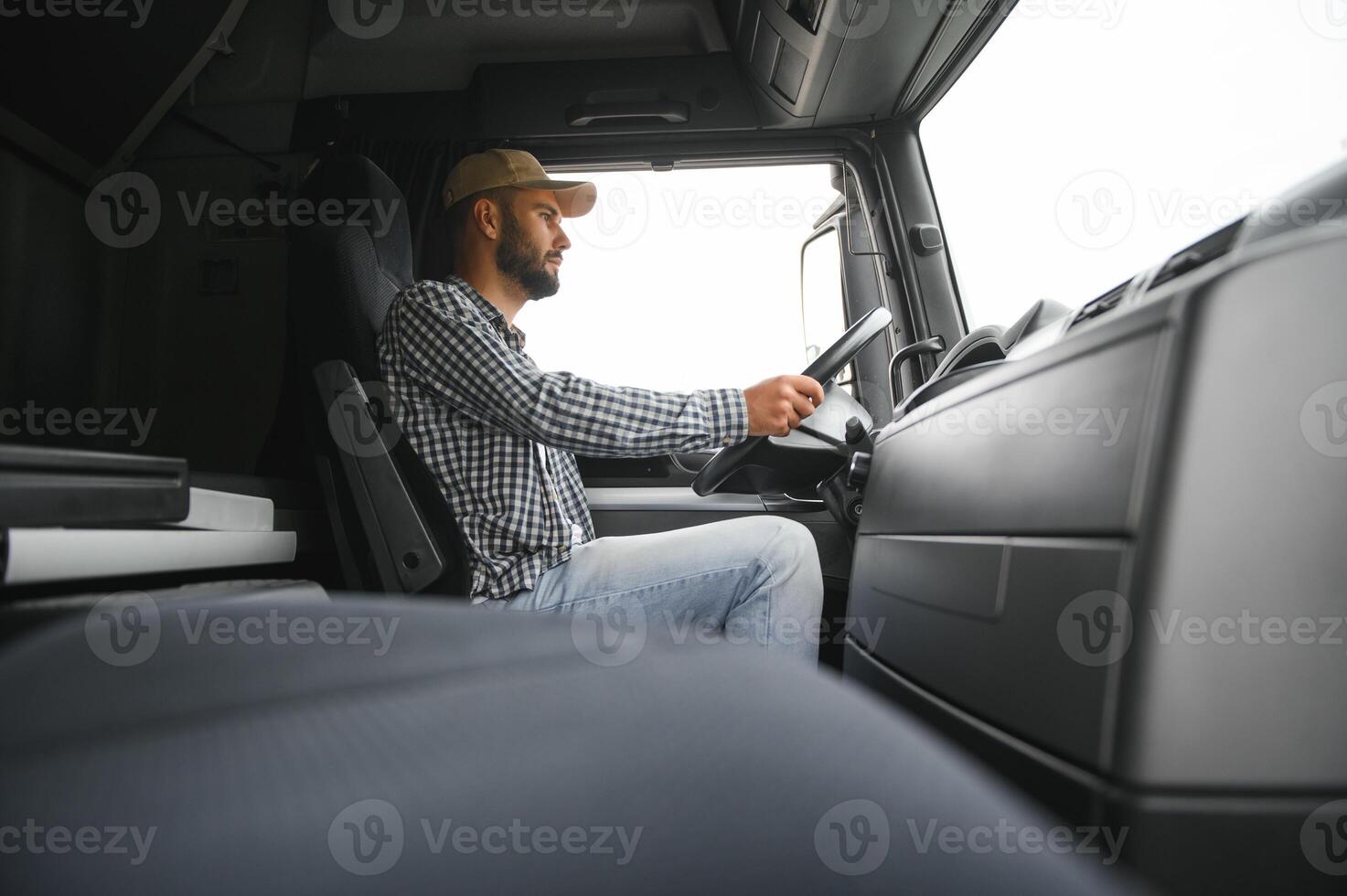 motorista atrás a roda dentro caminhão cabine. foto
