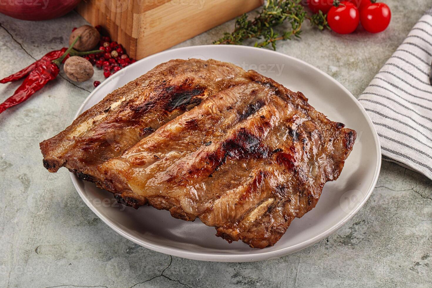 grelhado carne de porco costelas com especiarias foto