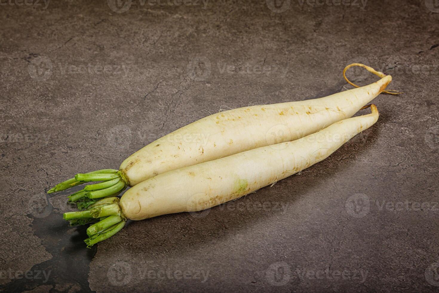 cru maduro orgânico daikon raiz foto