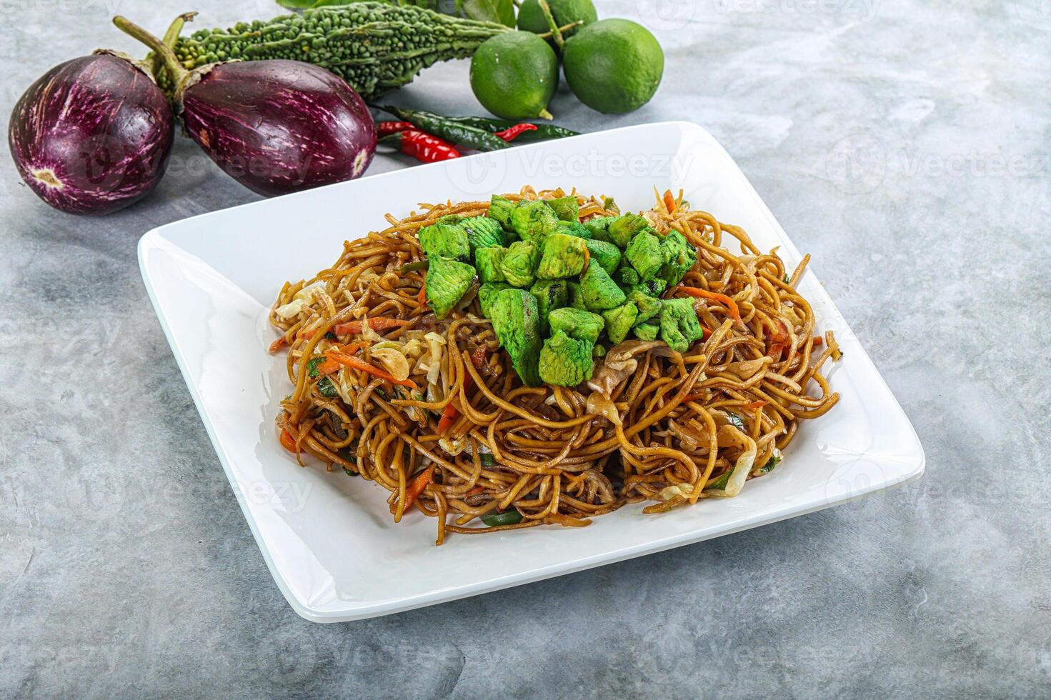 mexer frito Macarrão com frango foto