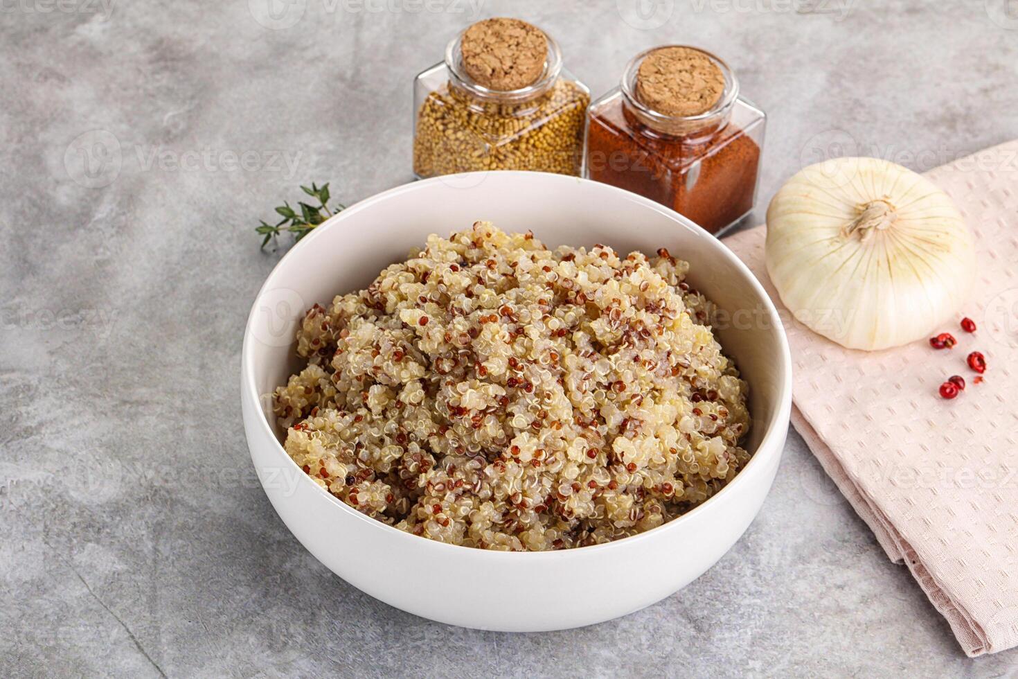 vegano cozinha - fervido Quinoa cereal foto