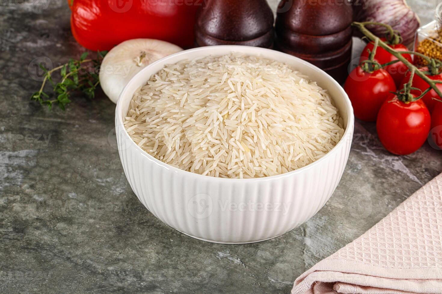 cru delicous basmati arroz amontoar foto