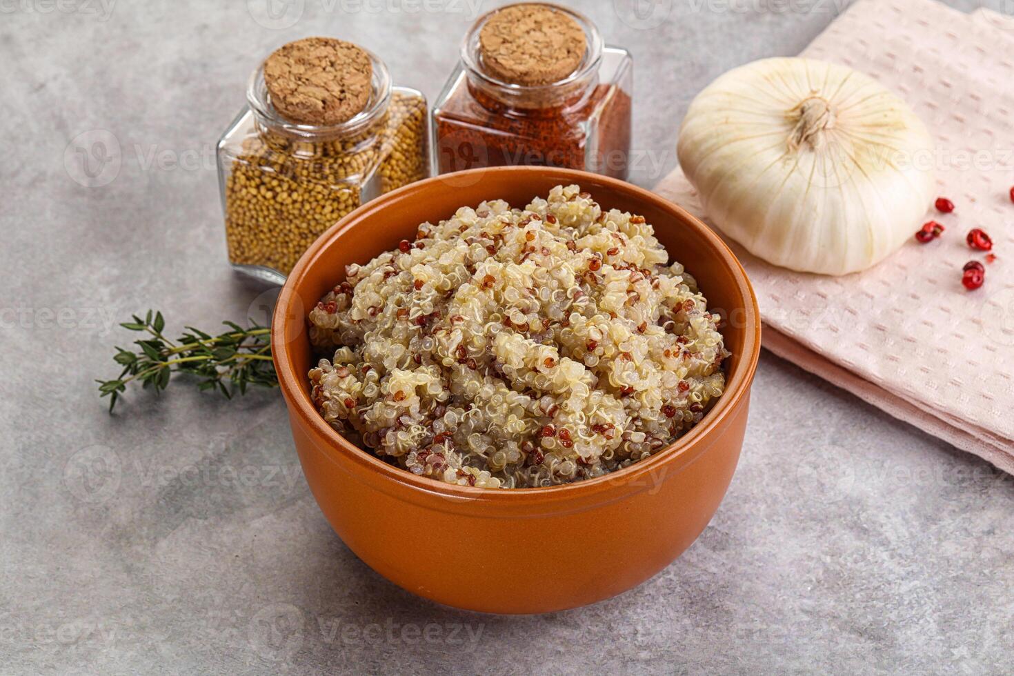 vegano cozinha - fervido Quinoa cereal foto