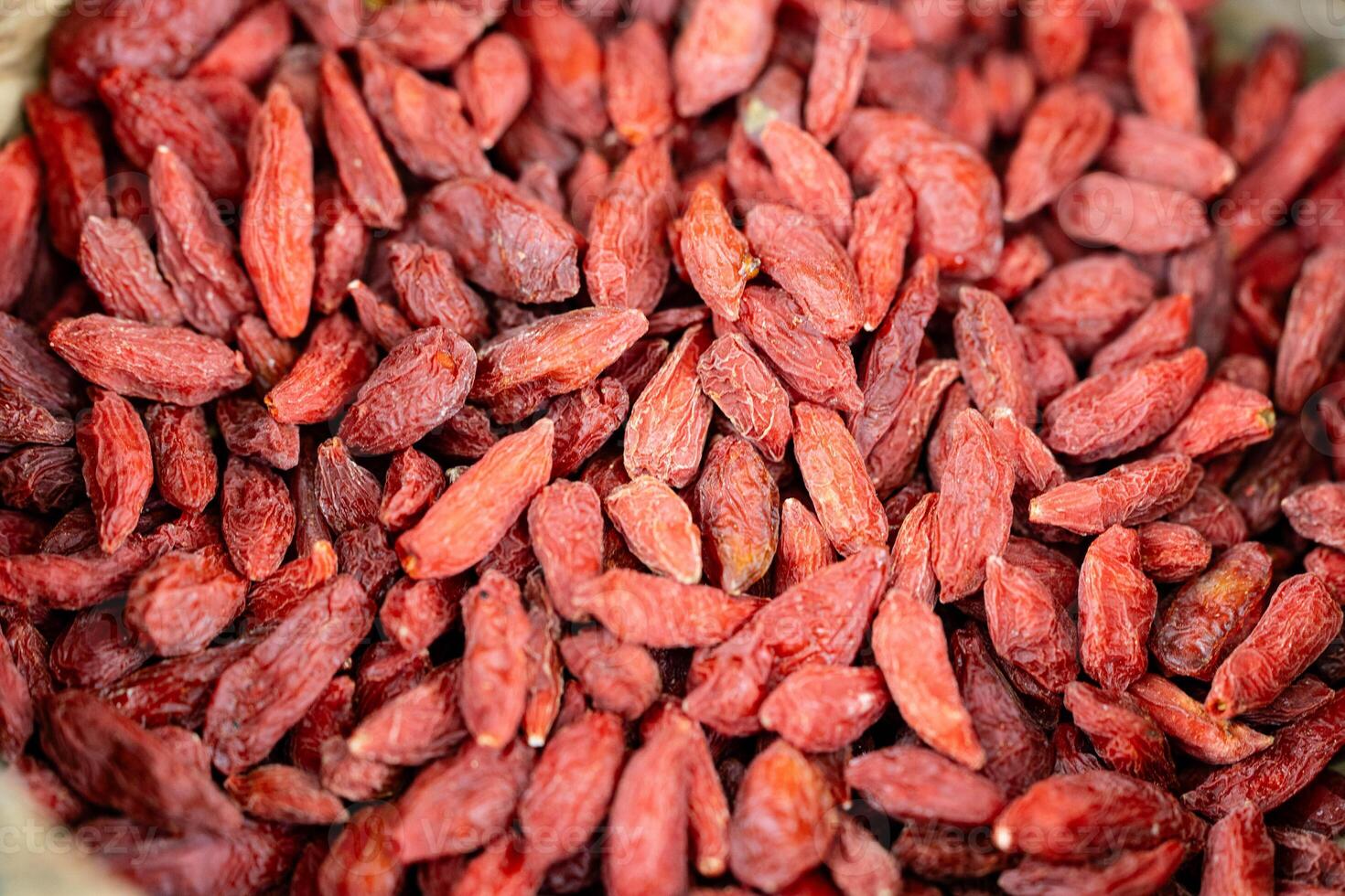 bagas de goji secas em madeira de oliveira foto