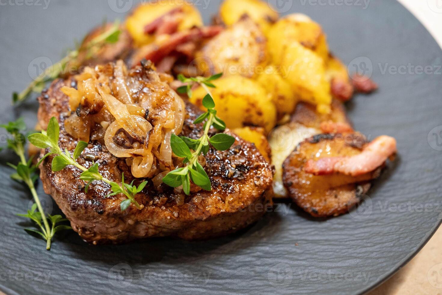 carne bife filé com ervas e especiarias foto