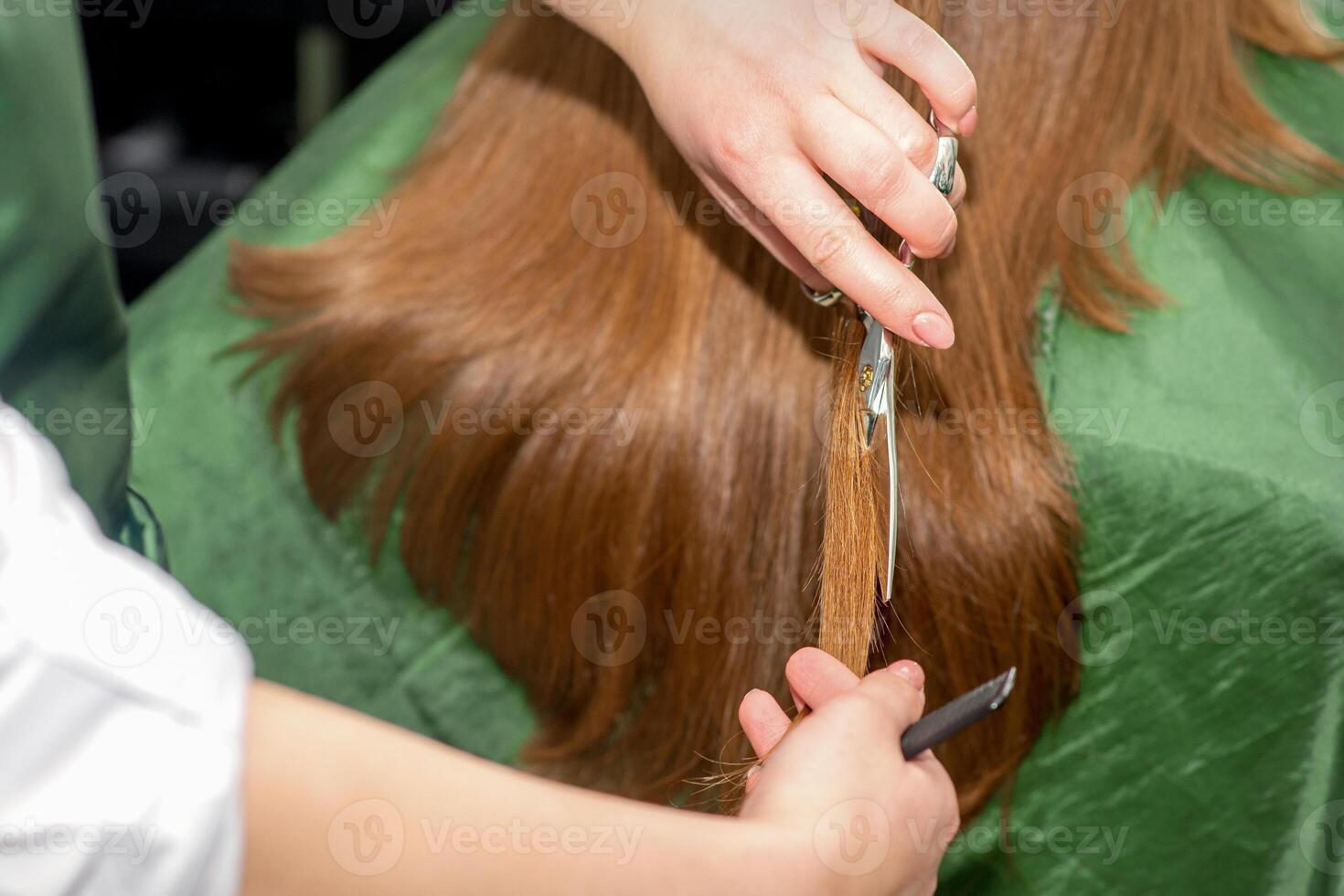 mãos do cabeleireiro cortar mulher grandes cabelo, fechar acima. foto