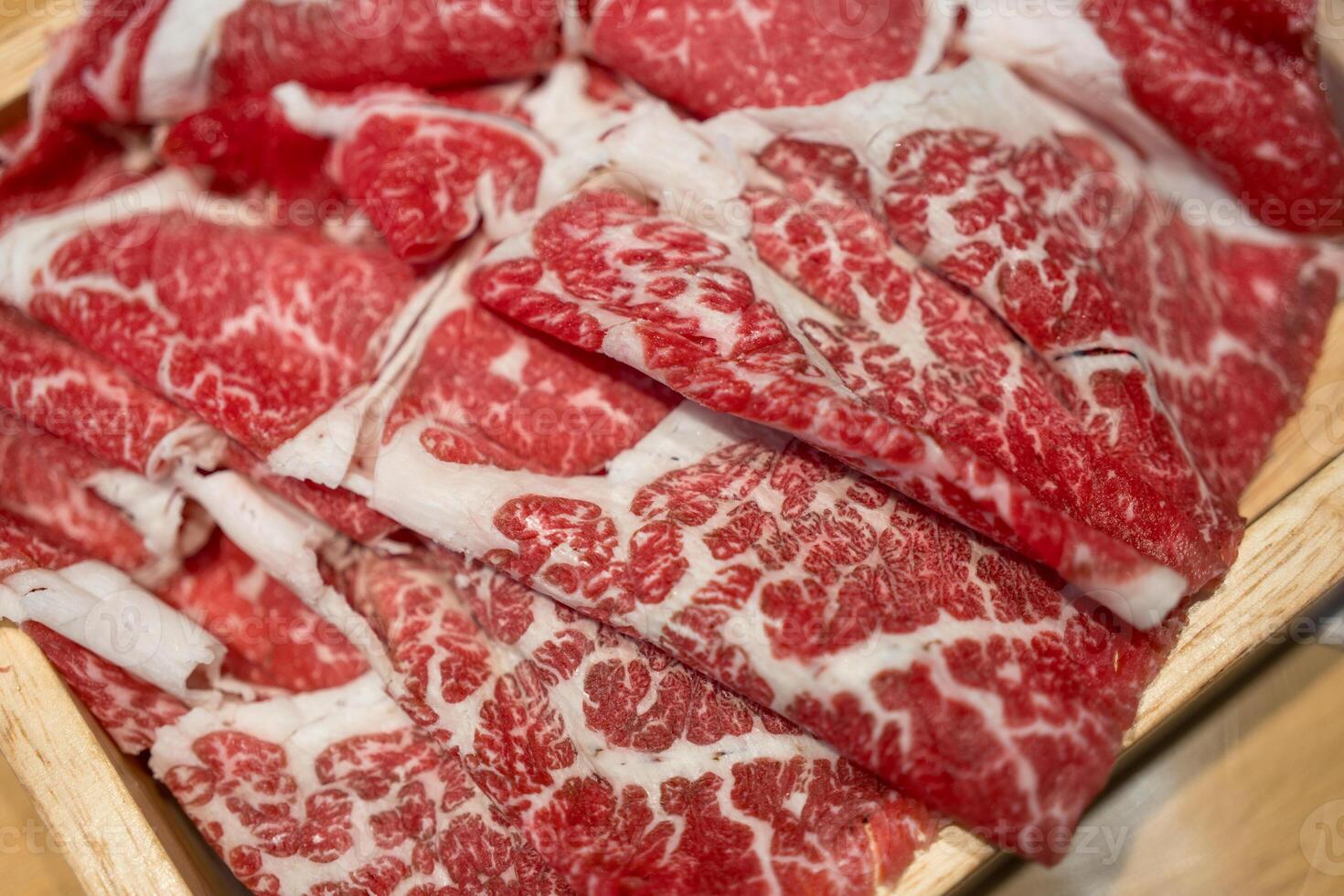 Prêmio japonês carne fatiado wagyu marmorizado carne dentro madeira caixa foto