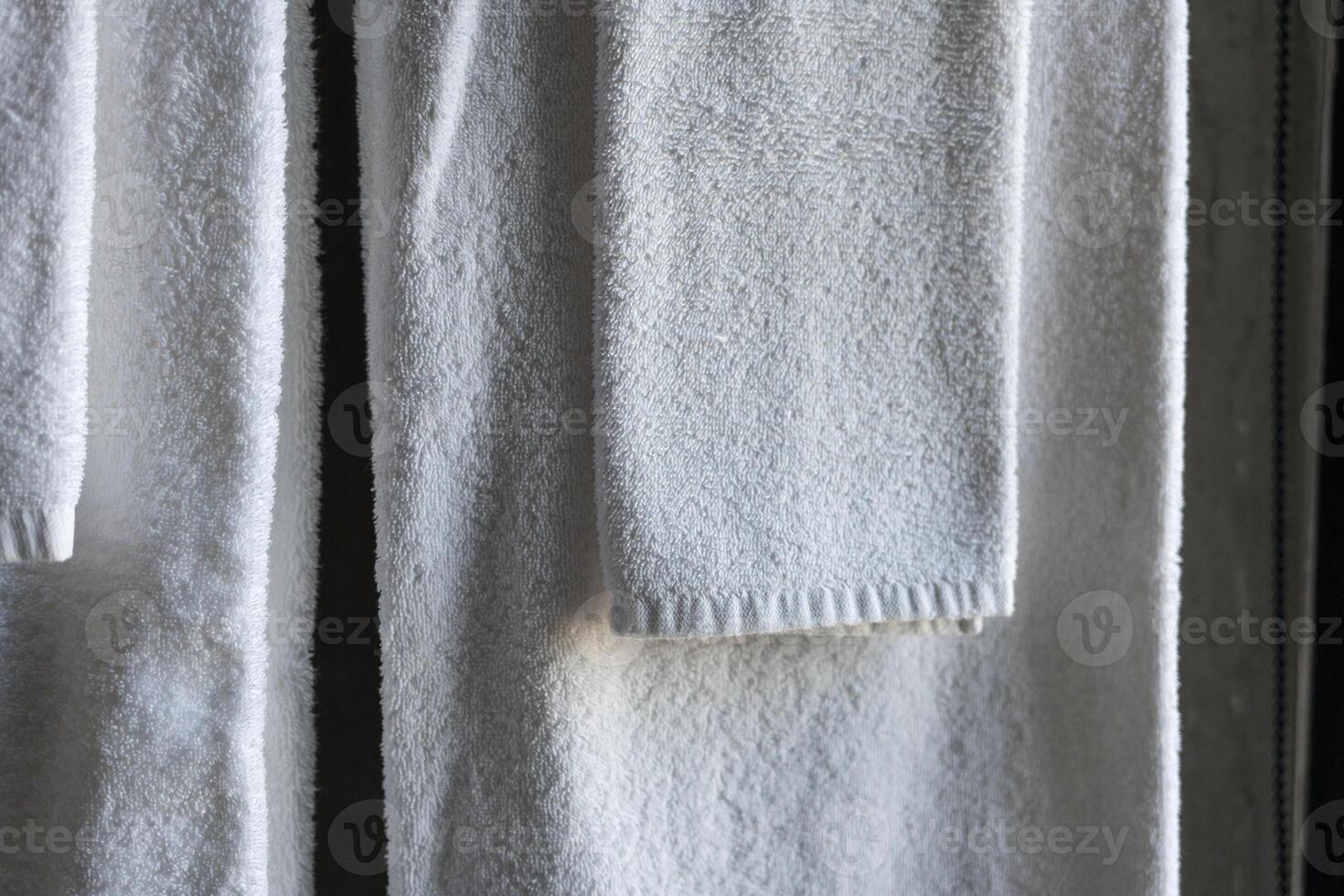 fechar acima do branco toalhas foto