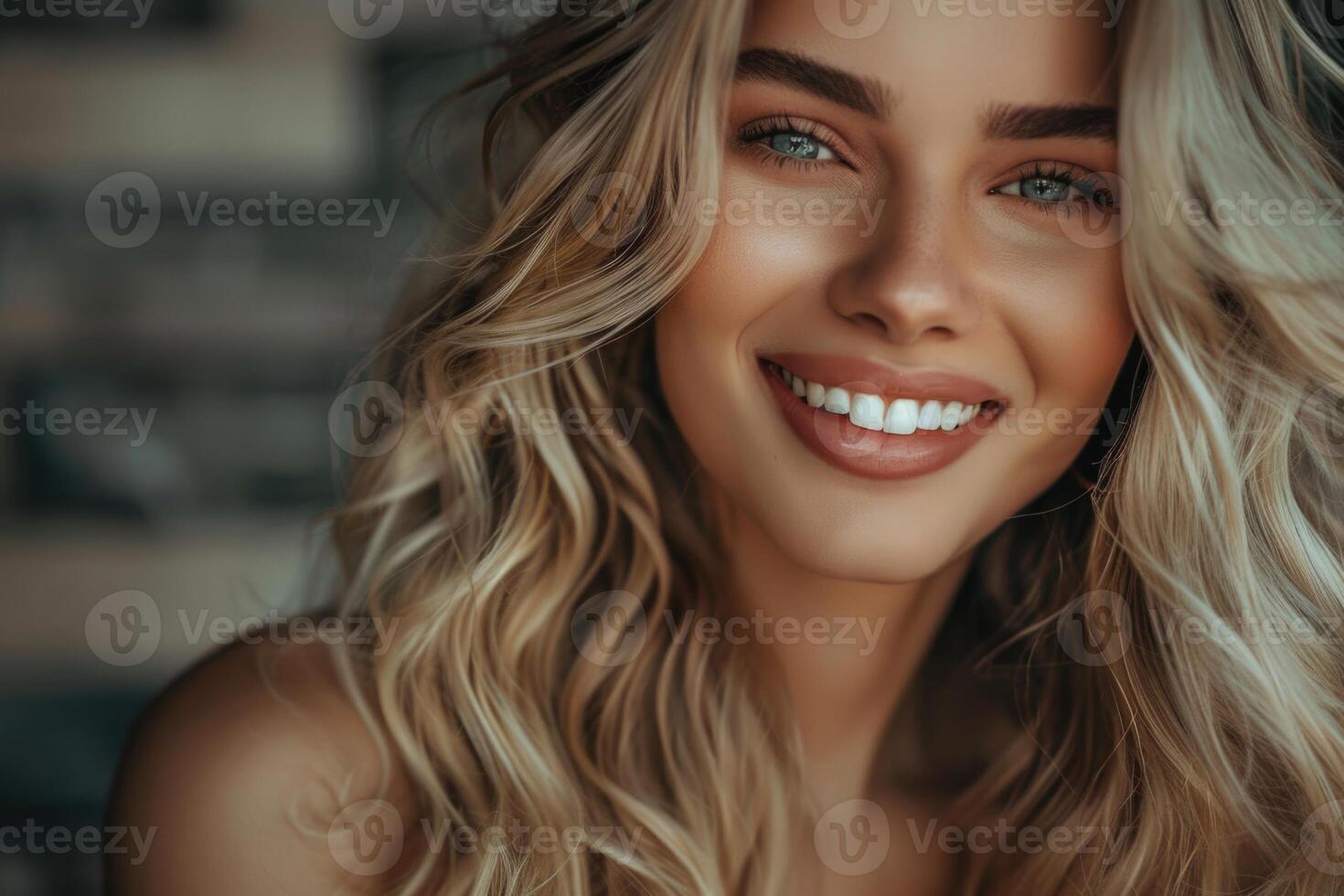 Loiras menina com grandes e brilhante ondulado cabelo lindo sorridente mulher modelo com encaracolado Penteado foto