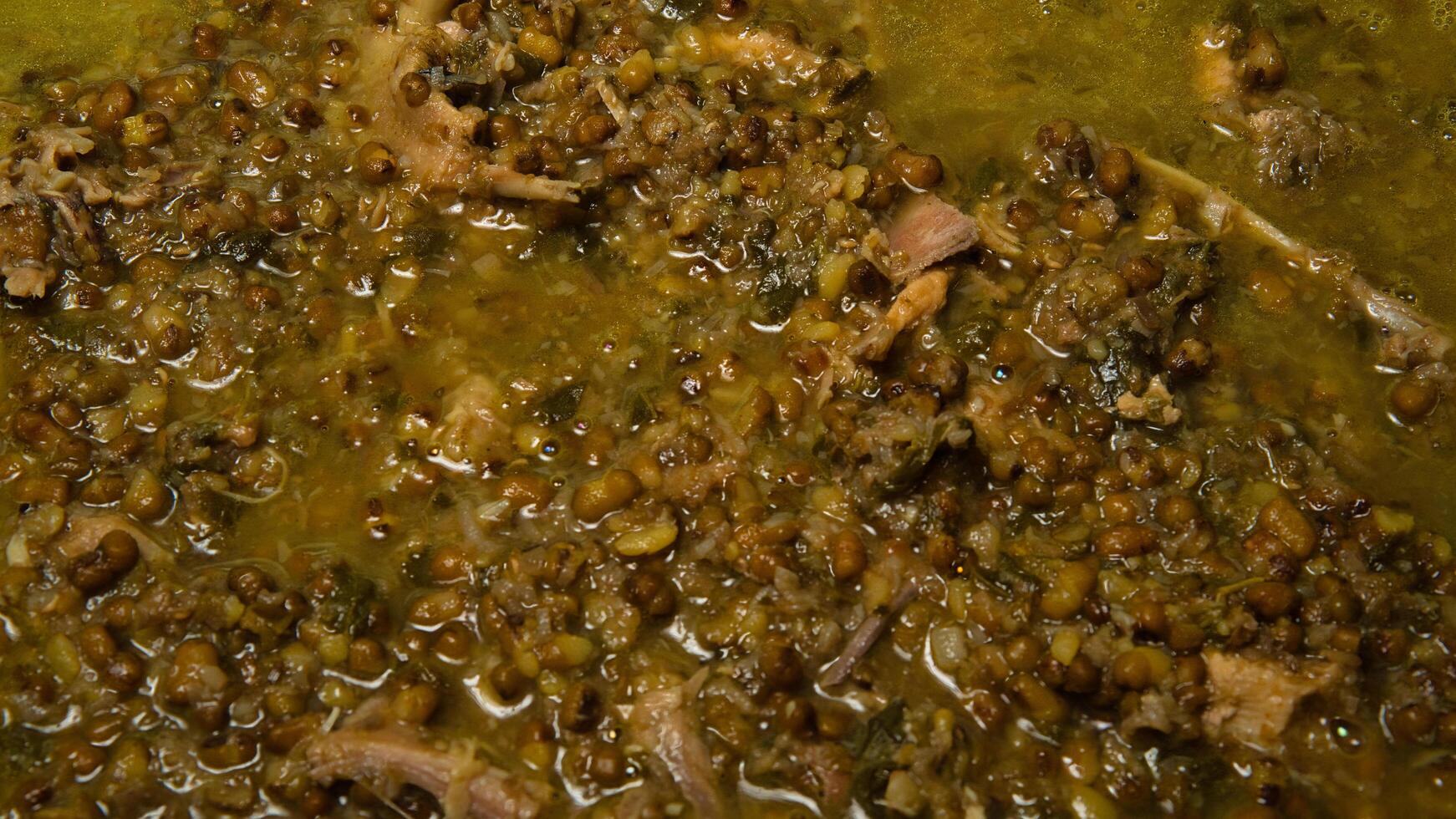 uma fechar acima do uma tigela do carne e verde feijões foto