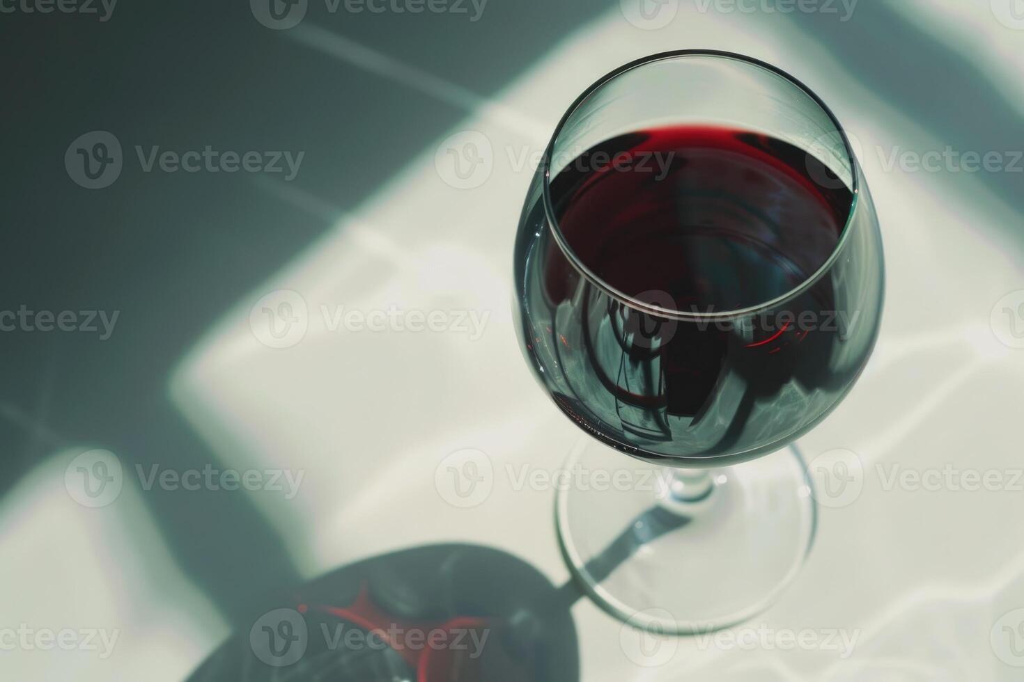 vidro do vermelho vinho com sombra.top Visão foto