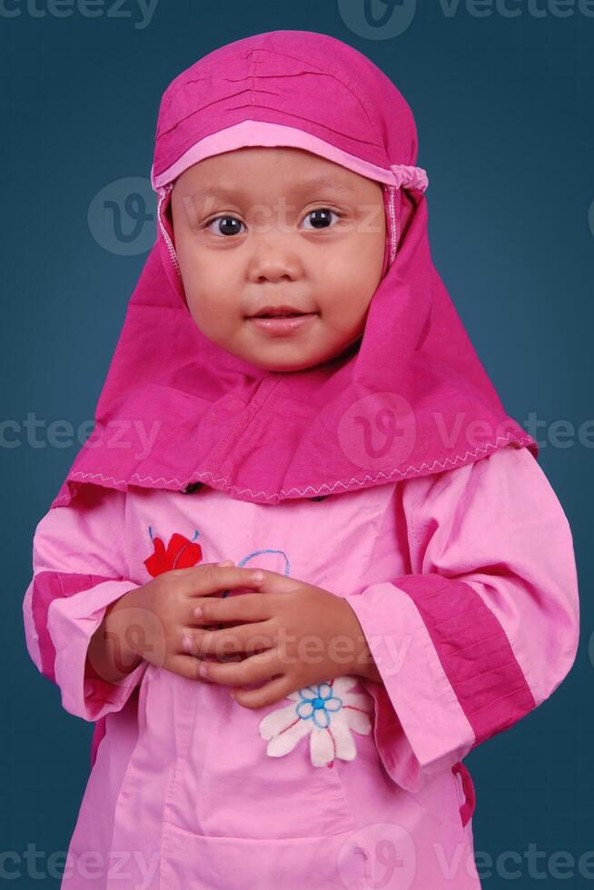 retrato do indonésio pequeno menina vestindo hijab vestir foto