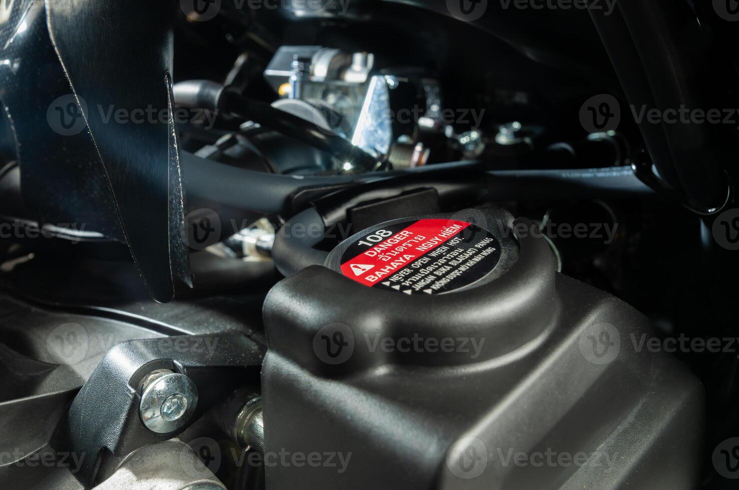 motor óleo compartimento do uma vermelho lambreta tipo moto. foto