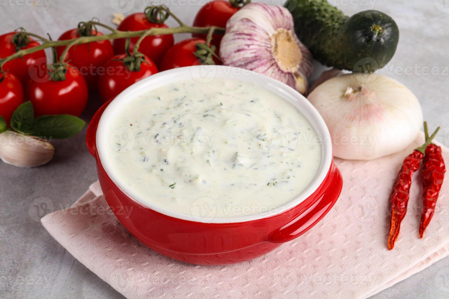 tradicional delicioso Aperitivo grego tzatziki cacique foto