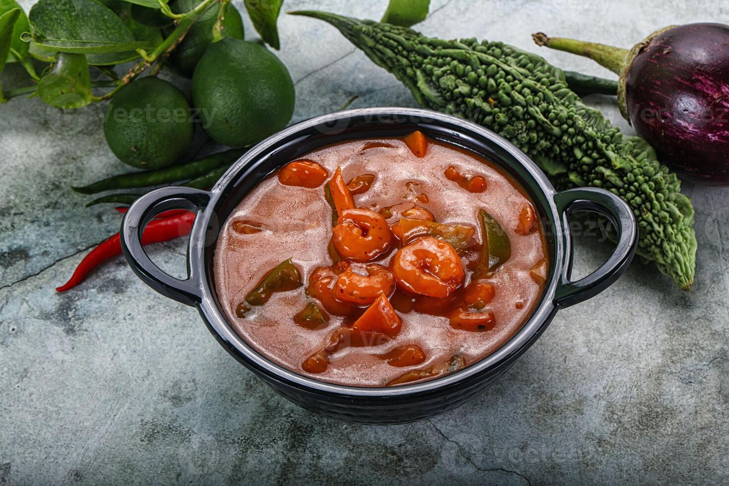 tailandês vermelho Curry com camarão foto