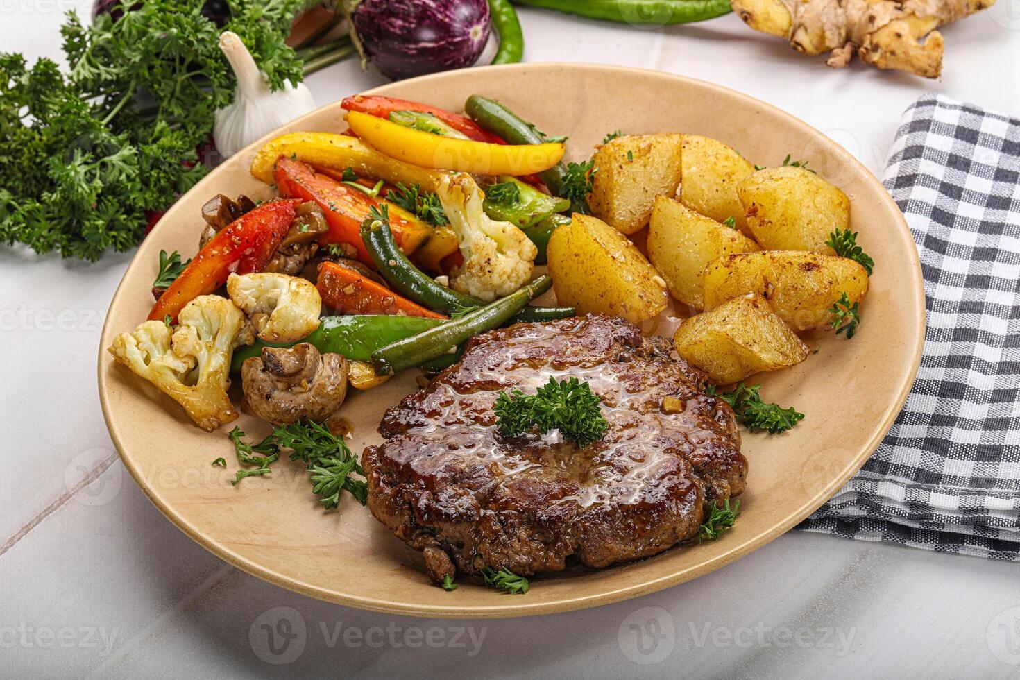 assado carne bife com batata foto