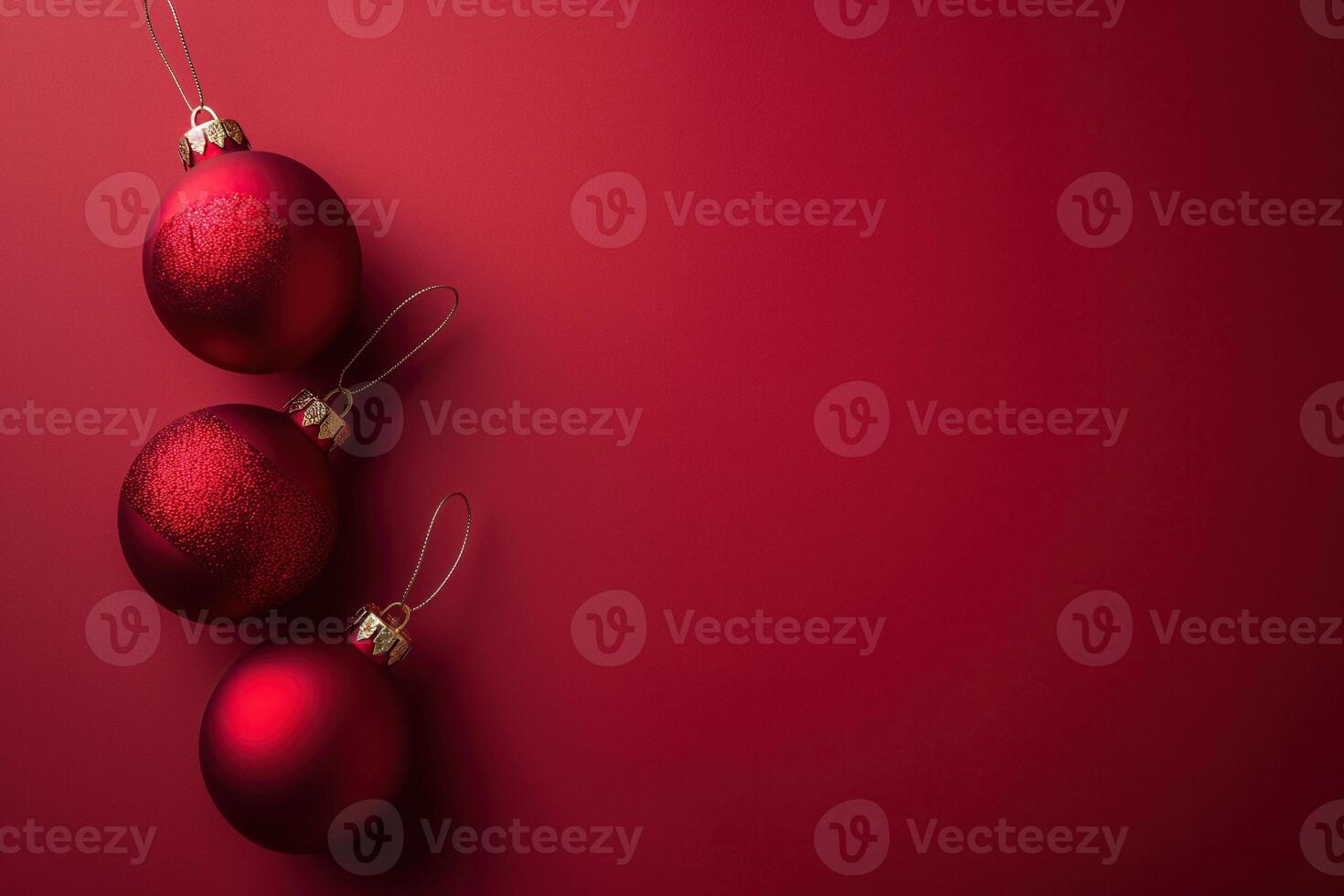 três vermelho Natal enfeites estão suspensão a partir de uma vermelho fundo foto