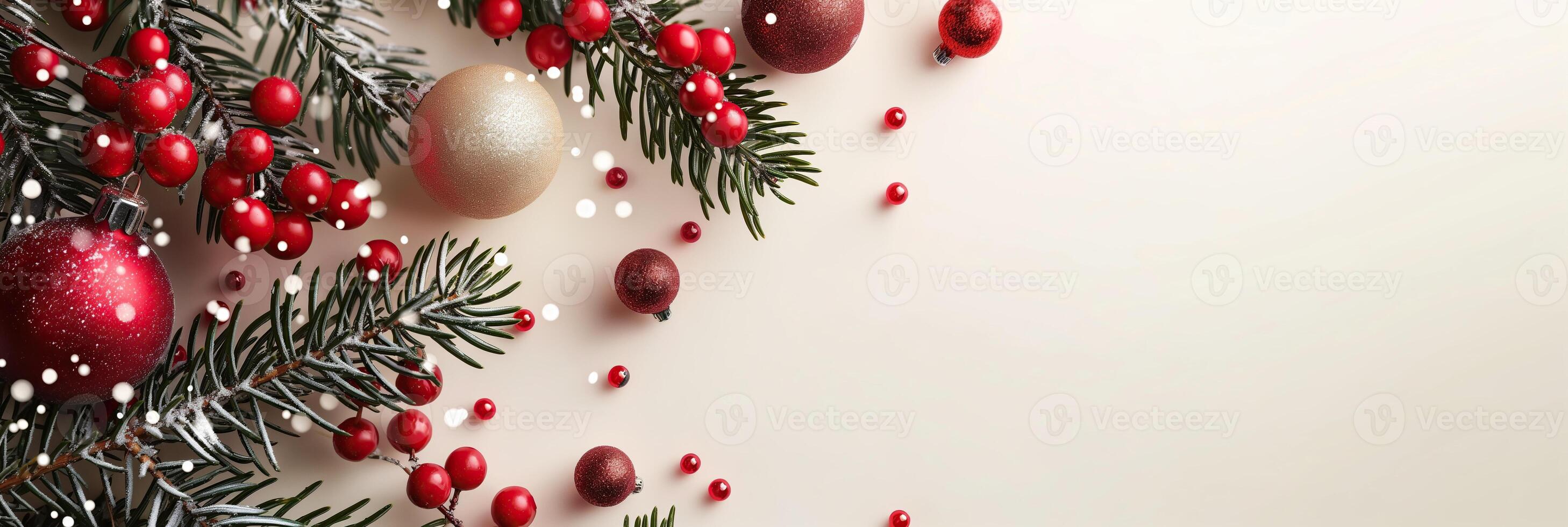 uma Natal fundo cópia de espaço com vermelho bagas e ouro bolas foto