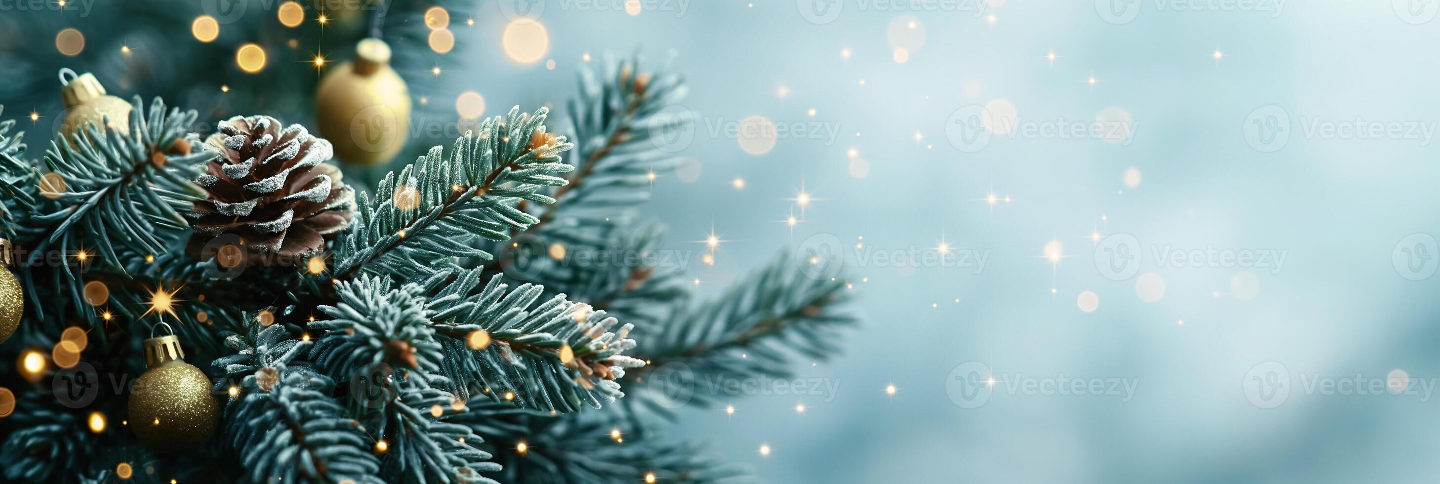 espumante Natal árvore galhos com pinho cones e dourado enfeites, belas arranjado em uma gelado azul bokeh fundo foto
