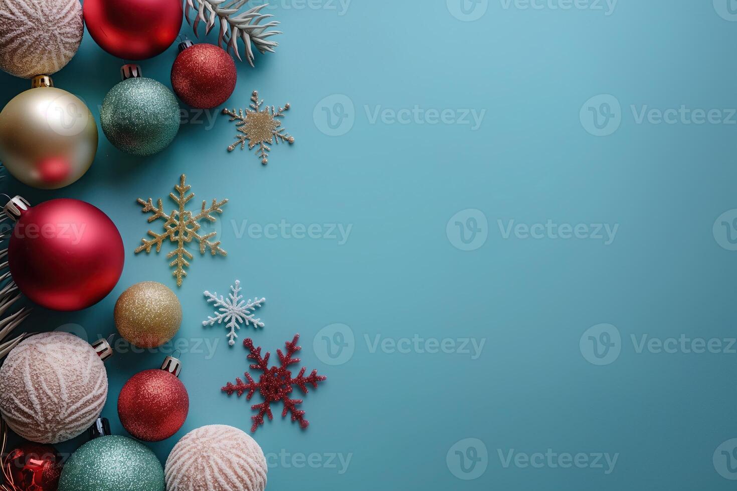 Natal decoração com colorida bolas e flocos de neve em azul fundo foto