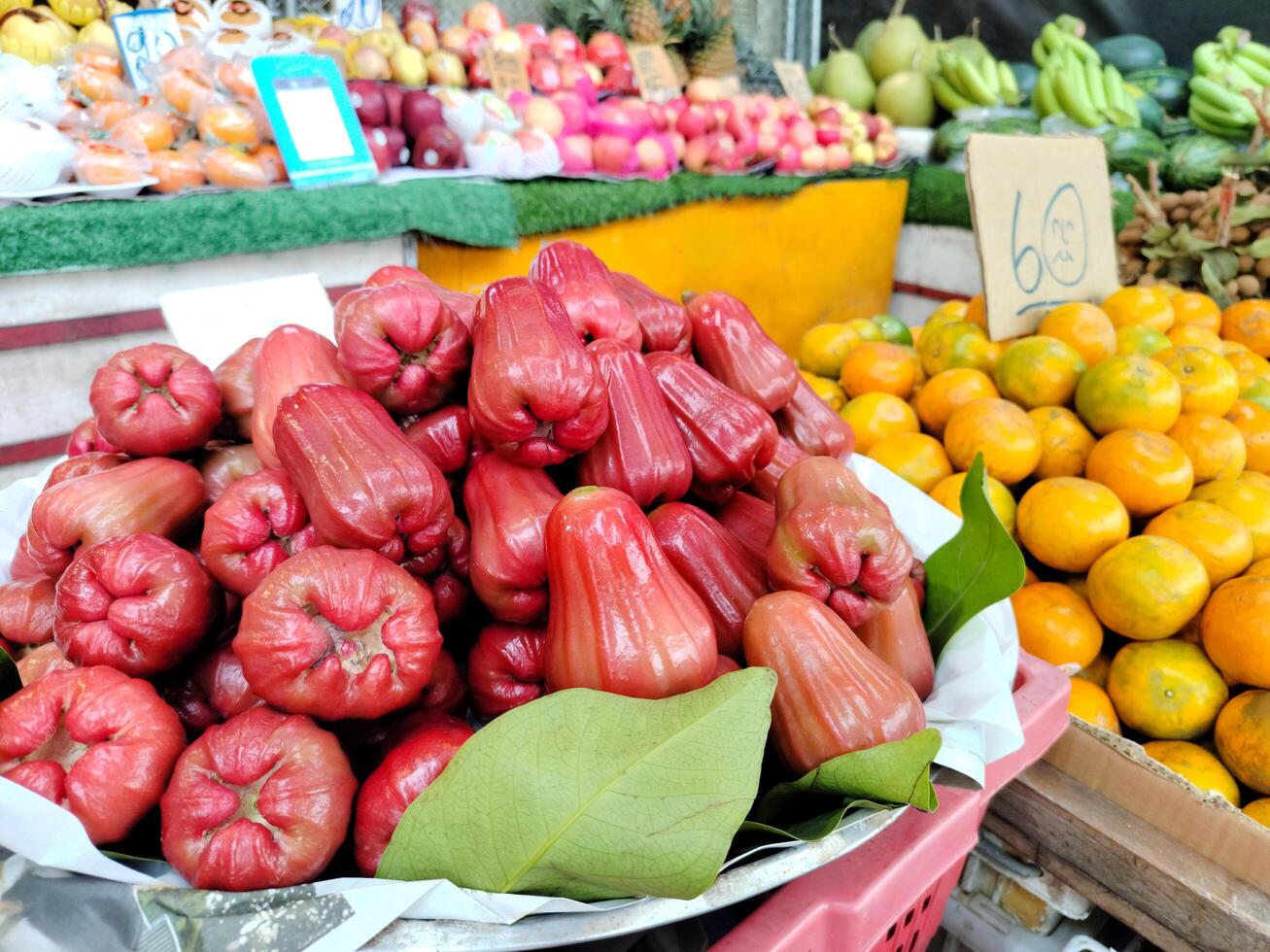 seletivo foco às pilha do rosa maçãs com muitos vários frutas em impedir exibição para venda dentro a fruta fazer compras às pulga mercado dentro Tailândia foto