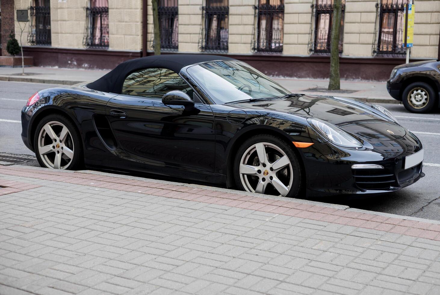 Minsk, bielorrússia, abril 24, 2024 - elegância cavalo estradeiro Porsche boxster dentro cidade ruas foto