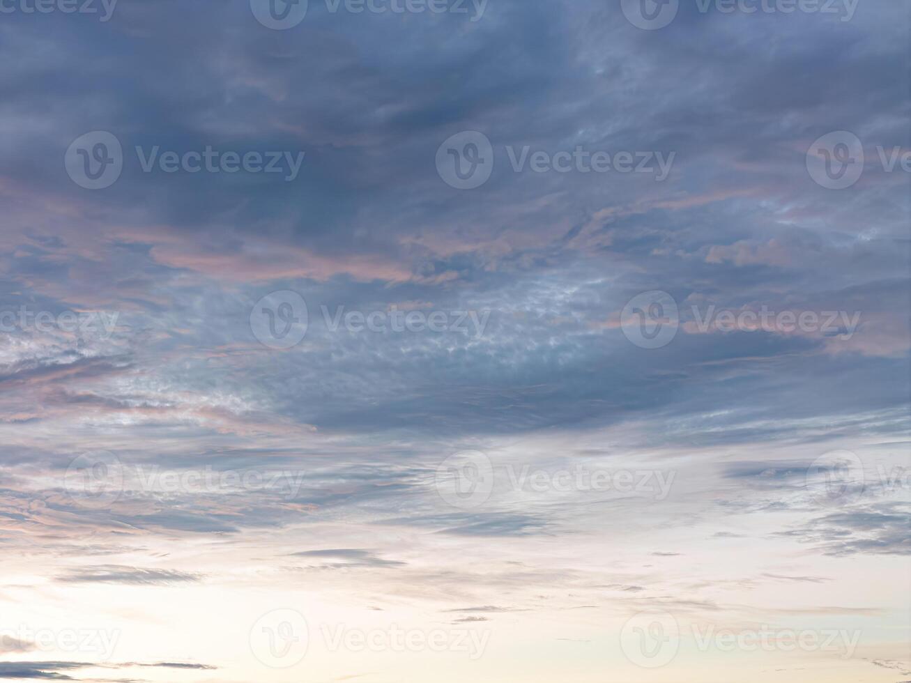ciano colori nuvens com suave luzes foto