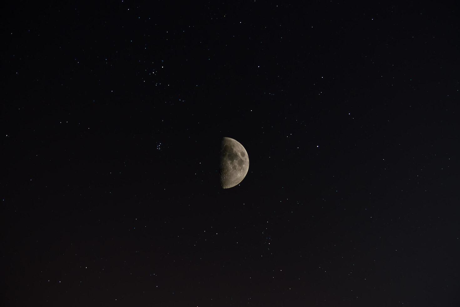 a metade lua dentro a noite. foto