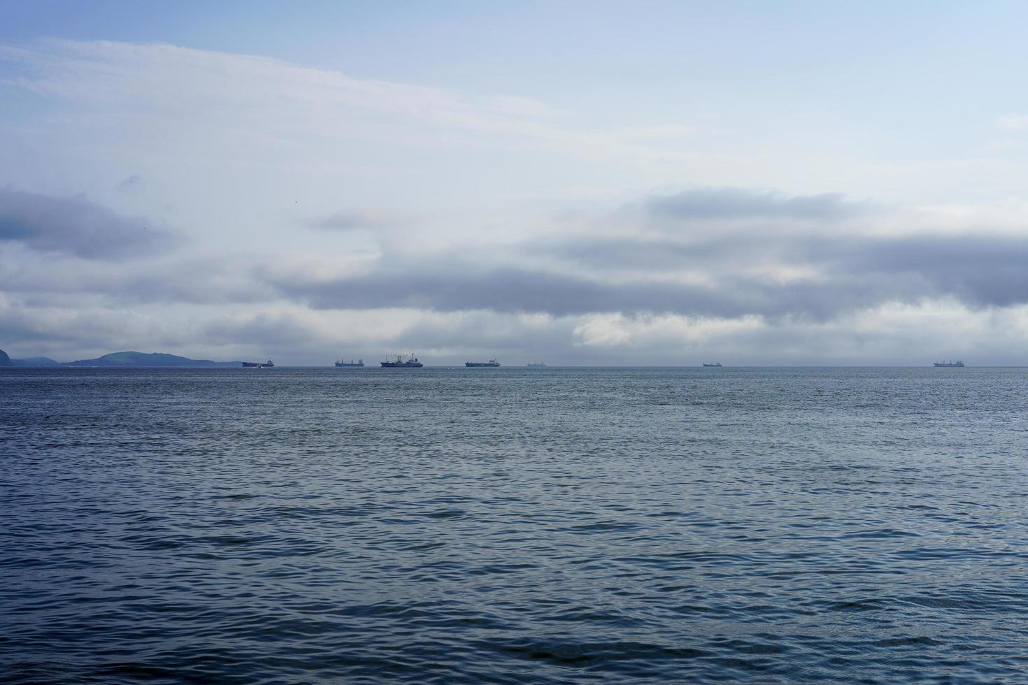 paisagem marinha com navios no horizonte foto