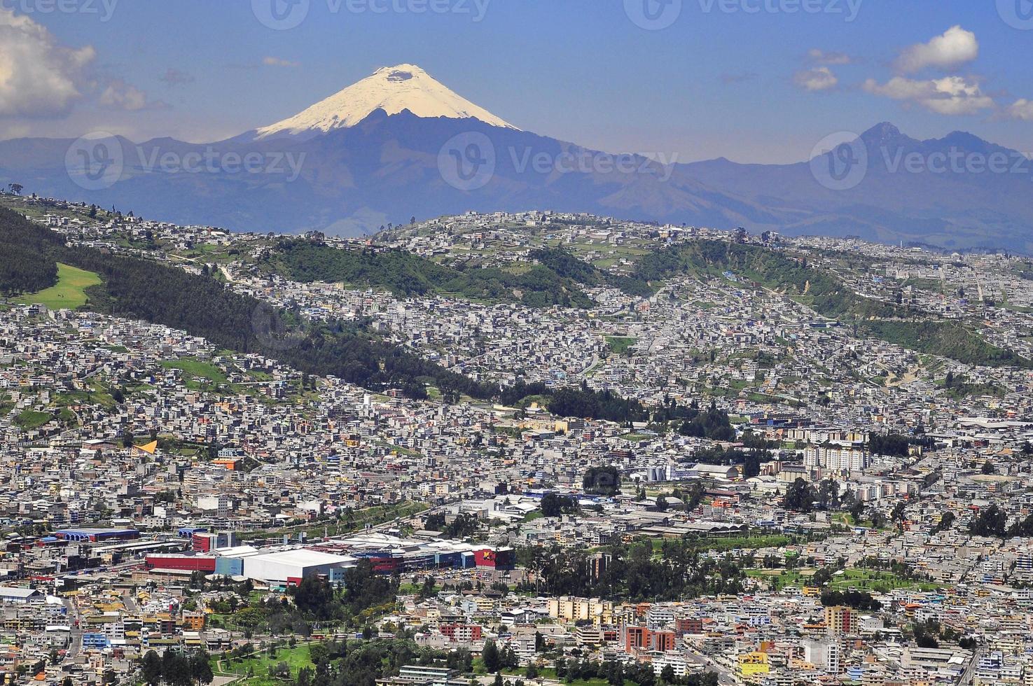 vista do vulcão cotopaxi de quito, equador foto